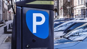 Parkowanie w ścisłym centrum płatne w weekendy i święta. Kolejne miasta wprowadzają ŚSPP.
