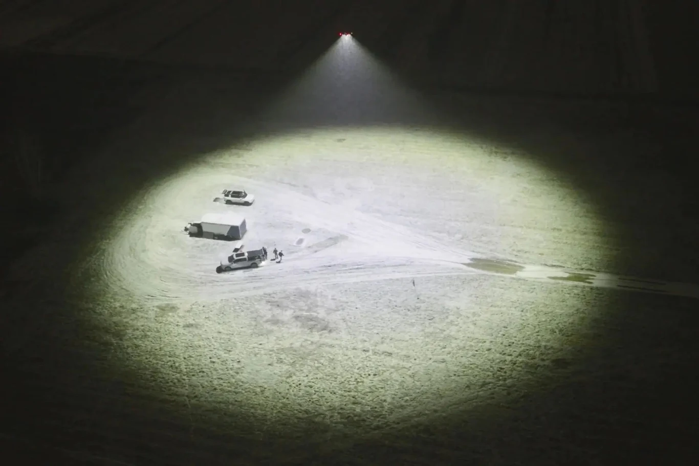 Flying Sun 1000 to zaawansowany system oświetleniowy stworzony przez firmę Freefly Systems The Flying Sun 1000 to zaawansowany system oświetleniowy stworzony przez firmę Freefly Systems, który wykorzystuje drona wyposażonego w panele LED do generowania aż 300 000 lumenów światła skierowanego ku ziemi