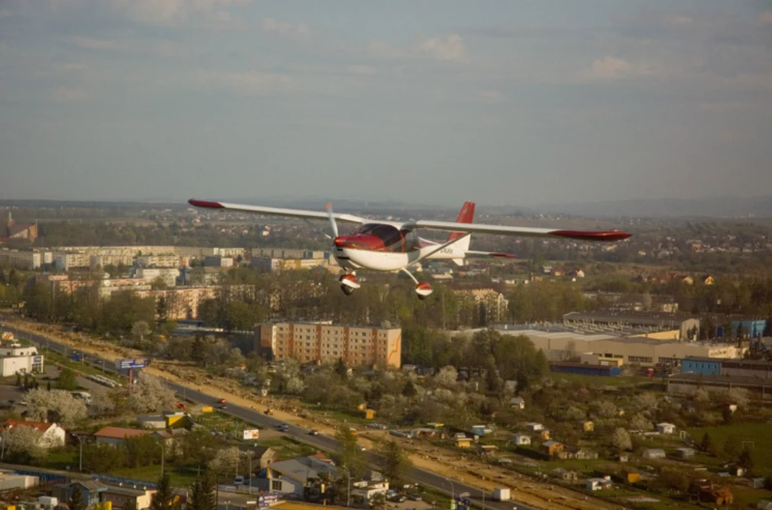 Samolot JK-05L Junior, produkowany przez Ekolot, nad Krosnem