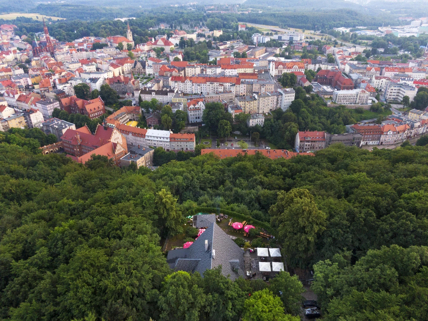 Czyste Zielone Miasta fot. UM Wałbrzych Panorama miasta otoczonego lasami z widokiem na kolorowe budynki i gęsty las z przodu.