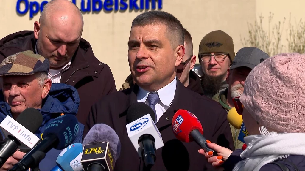 Prezydent Puław pojawił się pod zakładem karnym Prezydent Puław pojawił się pod zakładem karnym