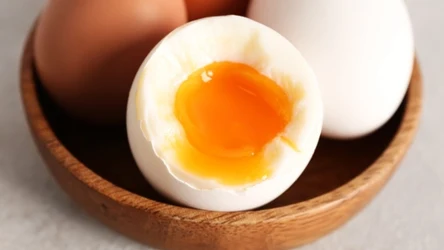 Czy jedzenie jajek podnosi poziom cholesterolu? | Fot.123RF/Picsel/ 