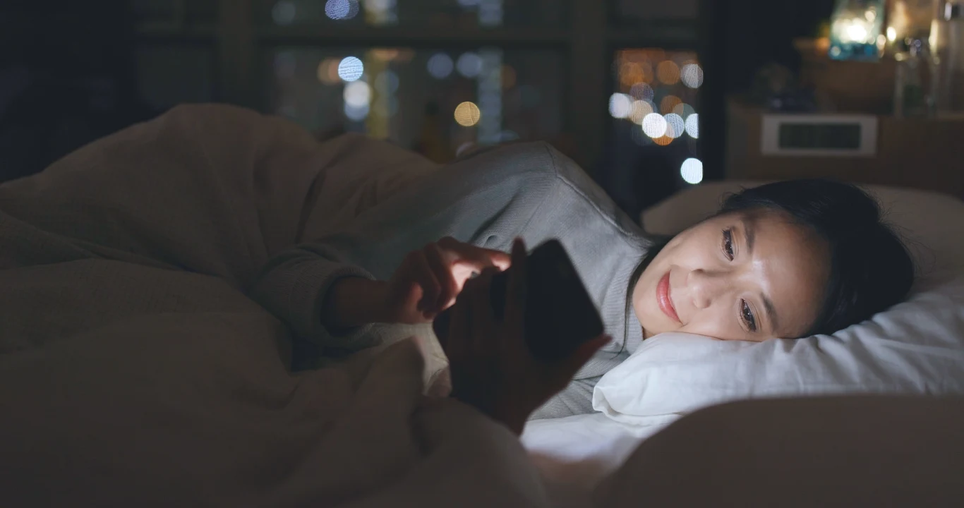Telefon bez włączonego trybu nocnego, lampka nocna, światła miasta... To nie jest sposób na zdrowy i regenerujący sen. Telefon bez włączonego trybu nocnego, lampka nocna, światła miasta... To nie jest sposób na zdrowy i regenerujący sen.