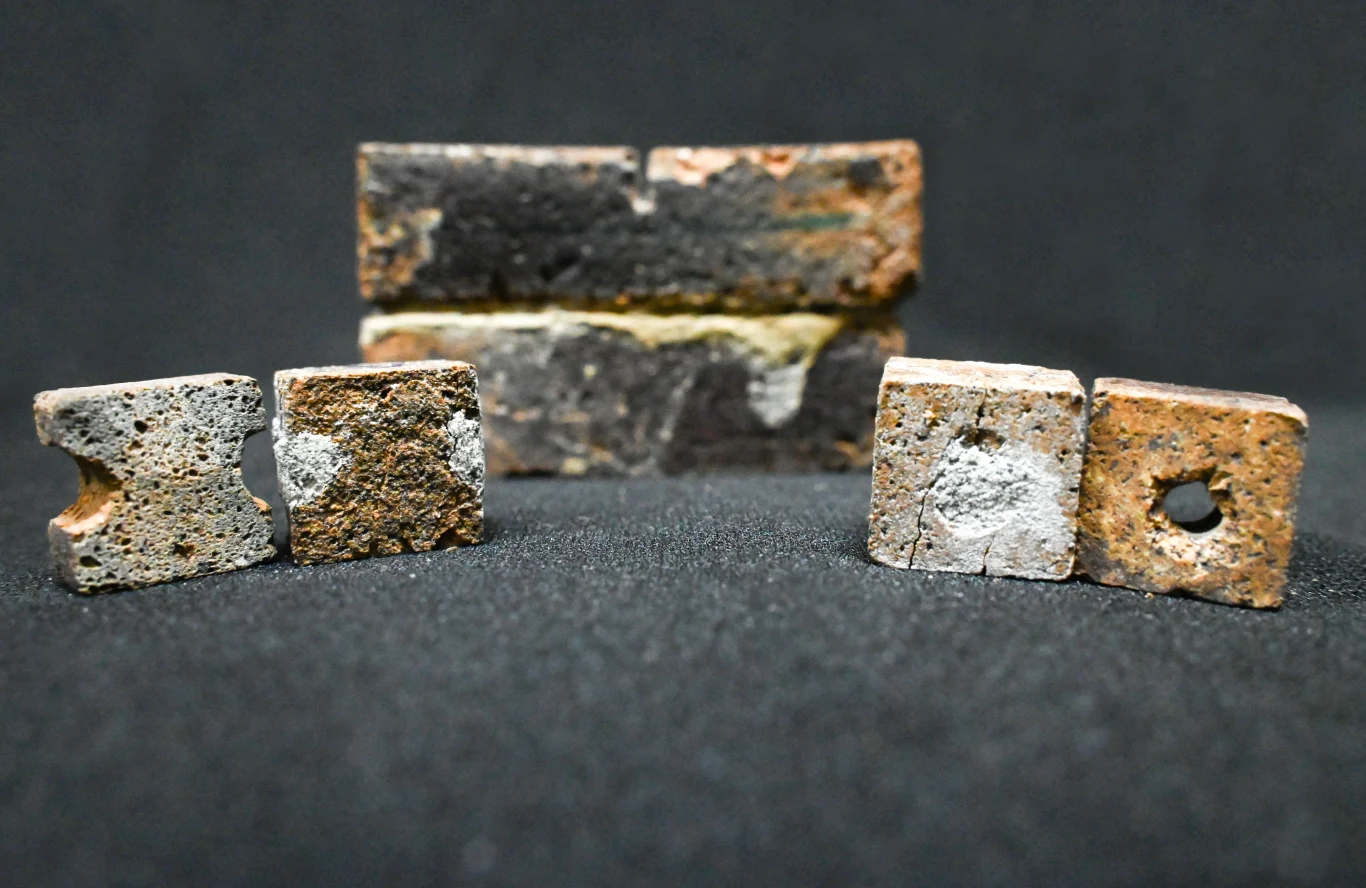 Cegły celowo uszkodzone i naprawione przy użyciu bakterii article cover