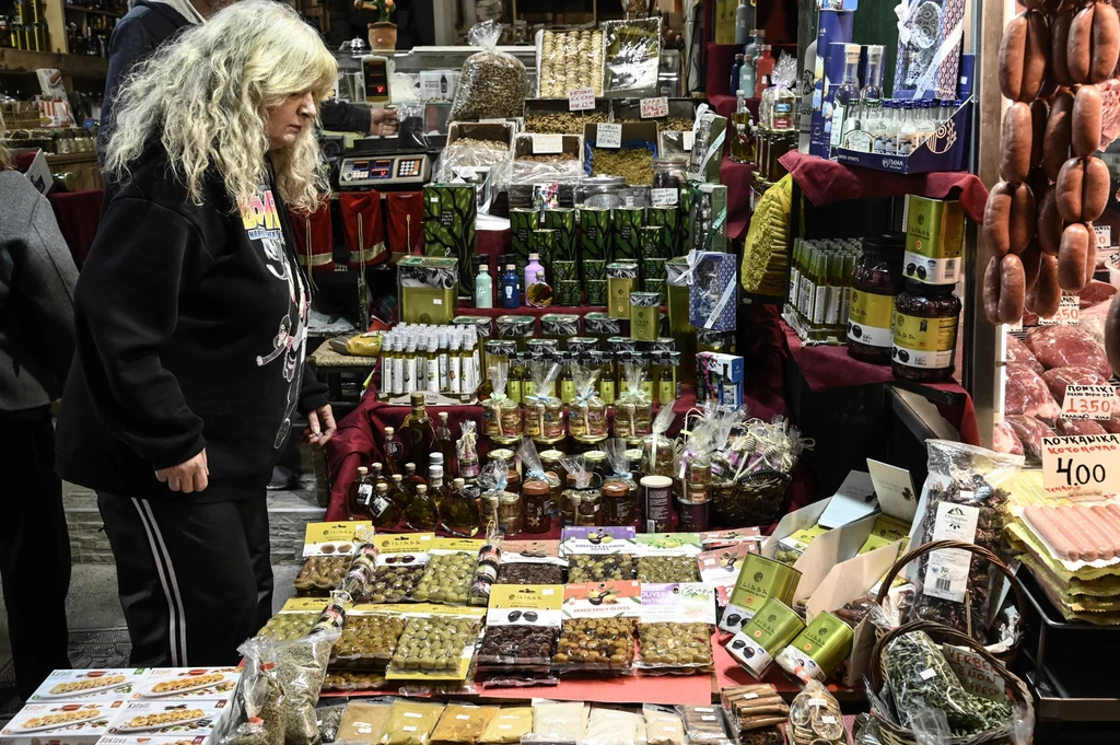 Grecy amerykańskie cła na oliwę, oliwki i ser feta nazywają "bezsensownymi". Na zdj. targowisko w Salonikach