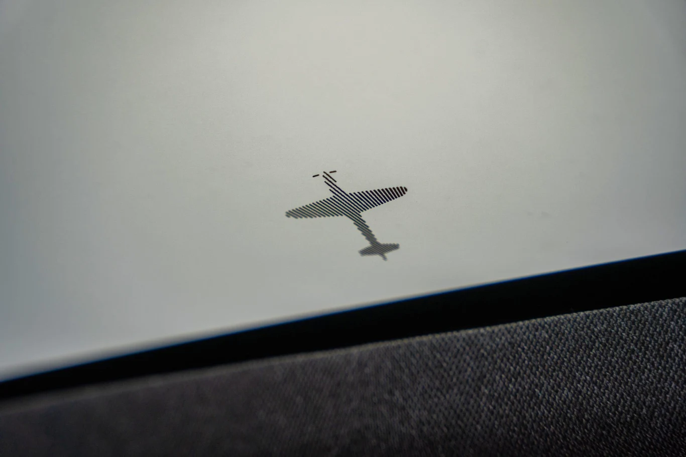 Piktogram przedstawiający samolot na skraju szyberdachu Renault Rafale