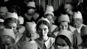 Kadr z filmu "Dziewczyna z igłą"