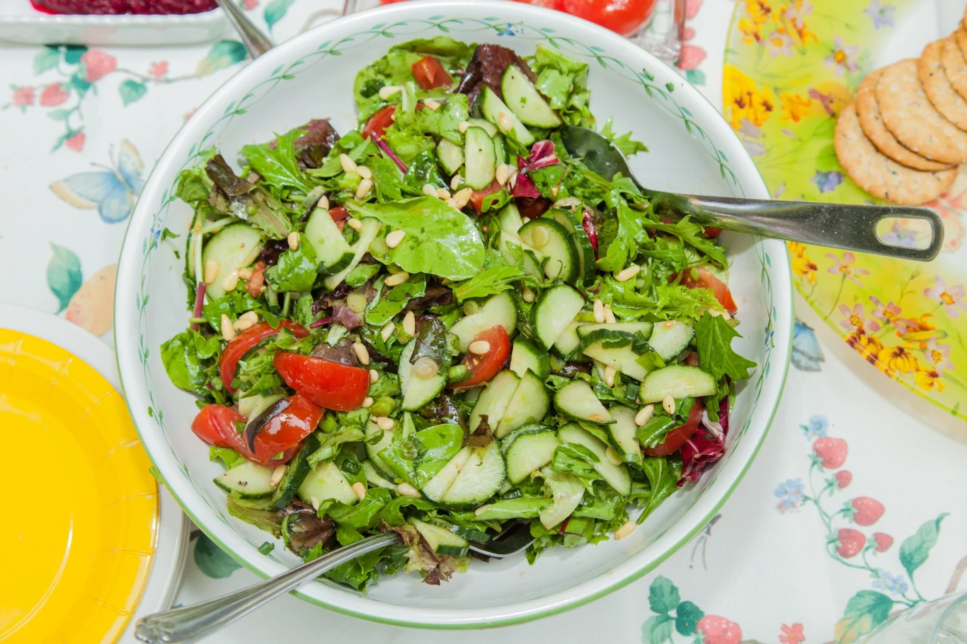 Prosta i zdrowa sałatka z orzeszkami piniowymi Prosta i zdrowa sałatka z orzeszkami piniowymi