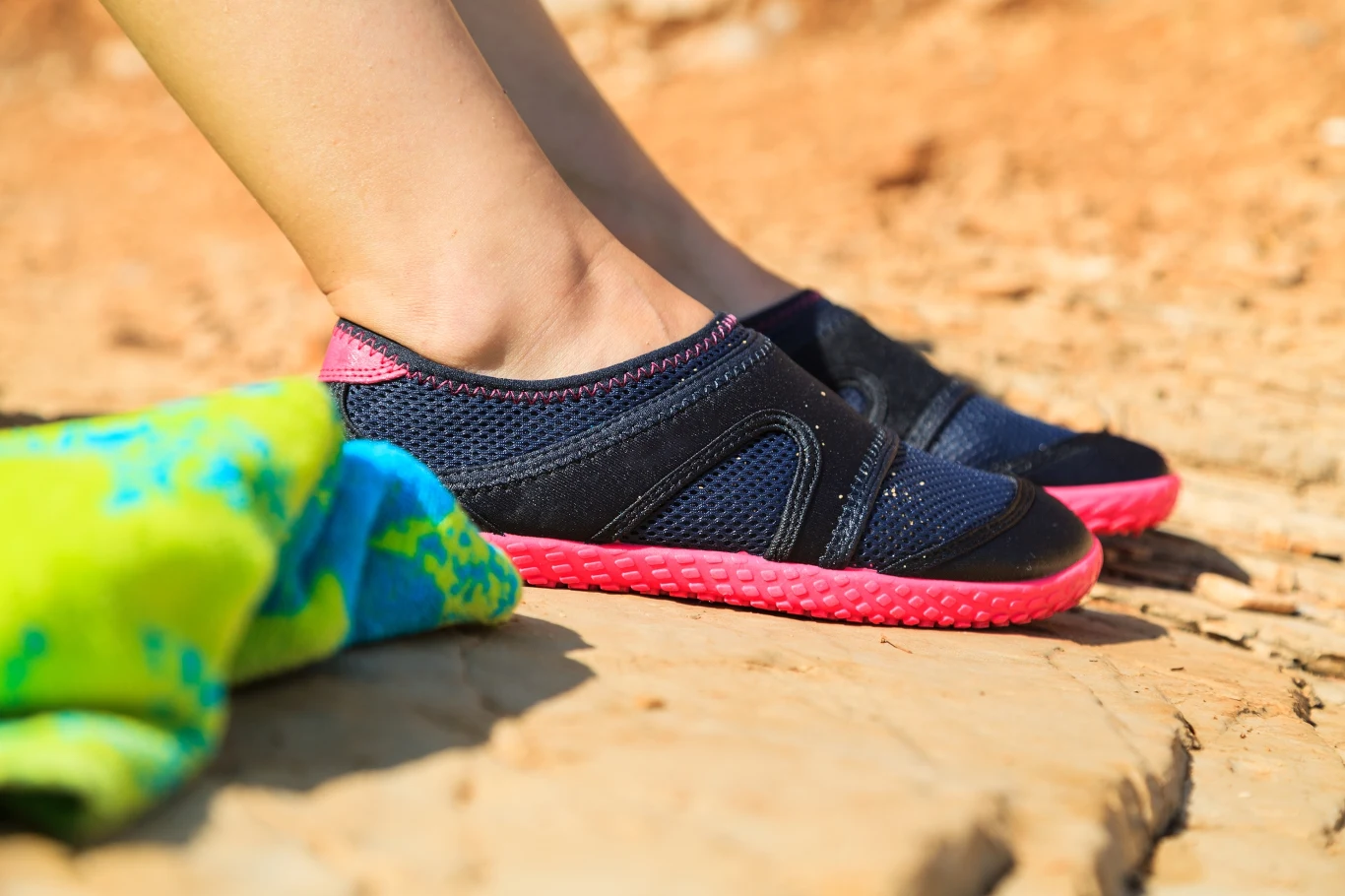 Na wakacje warto zabrać buty do wody