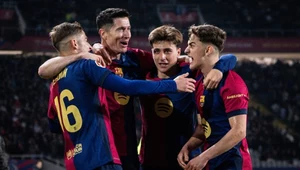 Piłkarze klubu FC Barcelona, drugi od lewej Robert Lewandowski