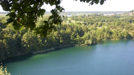 Jezioro Turkusowe leży na terenie Wolińskiego Parku Narodowego. Zbiornik zachwyca barwą wody i malowniczym otoczeniem.