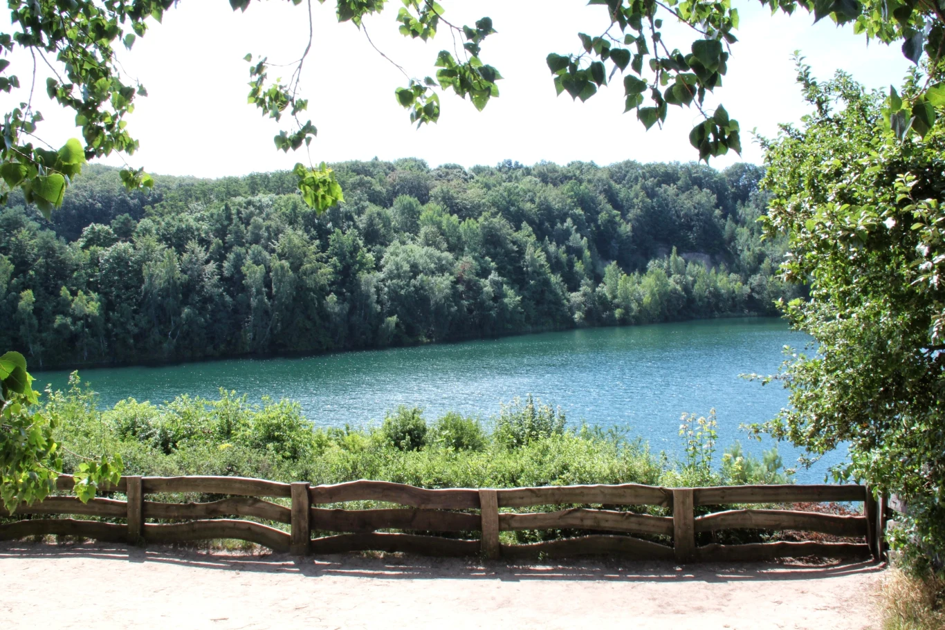 W jeziorze Turkusowym nie można się kąpać, nurkować, a także wędkować. 