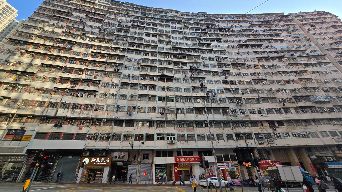 Monster Building znajduje się przy King's Road w dzielnicy Quarry Bay w Hongkongu. Monster Building znajduje się przy King's Road w dzielnicy Quarry Bay w Hongkongu.