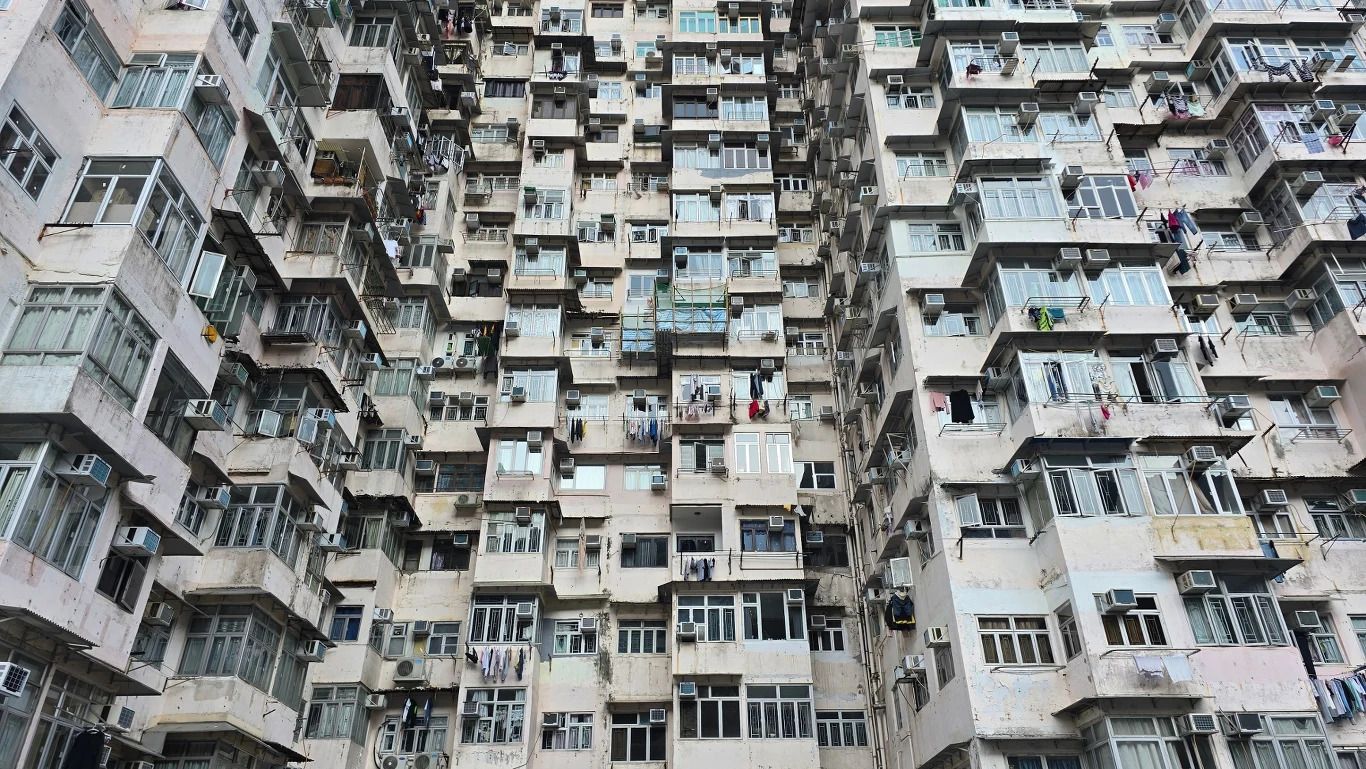 Monster Building to pięć budynków, 2243 mieszkania i 10 tysięcy mieszkańców. Monster Building to pięć budynków, 2243 mieszkania i 10 tysięcy mieszkańców.