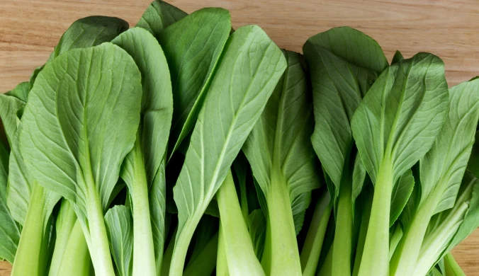 Kapusta pak choi jest bogata w witaminy i minerały. Można ją jeść na surowo, jak i po obróbce termicznej