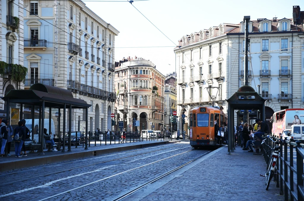 Właściciel trzech kawiarni w Turynie wyznaczył klientom limit czasowy na wypicie kawy.