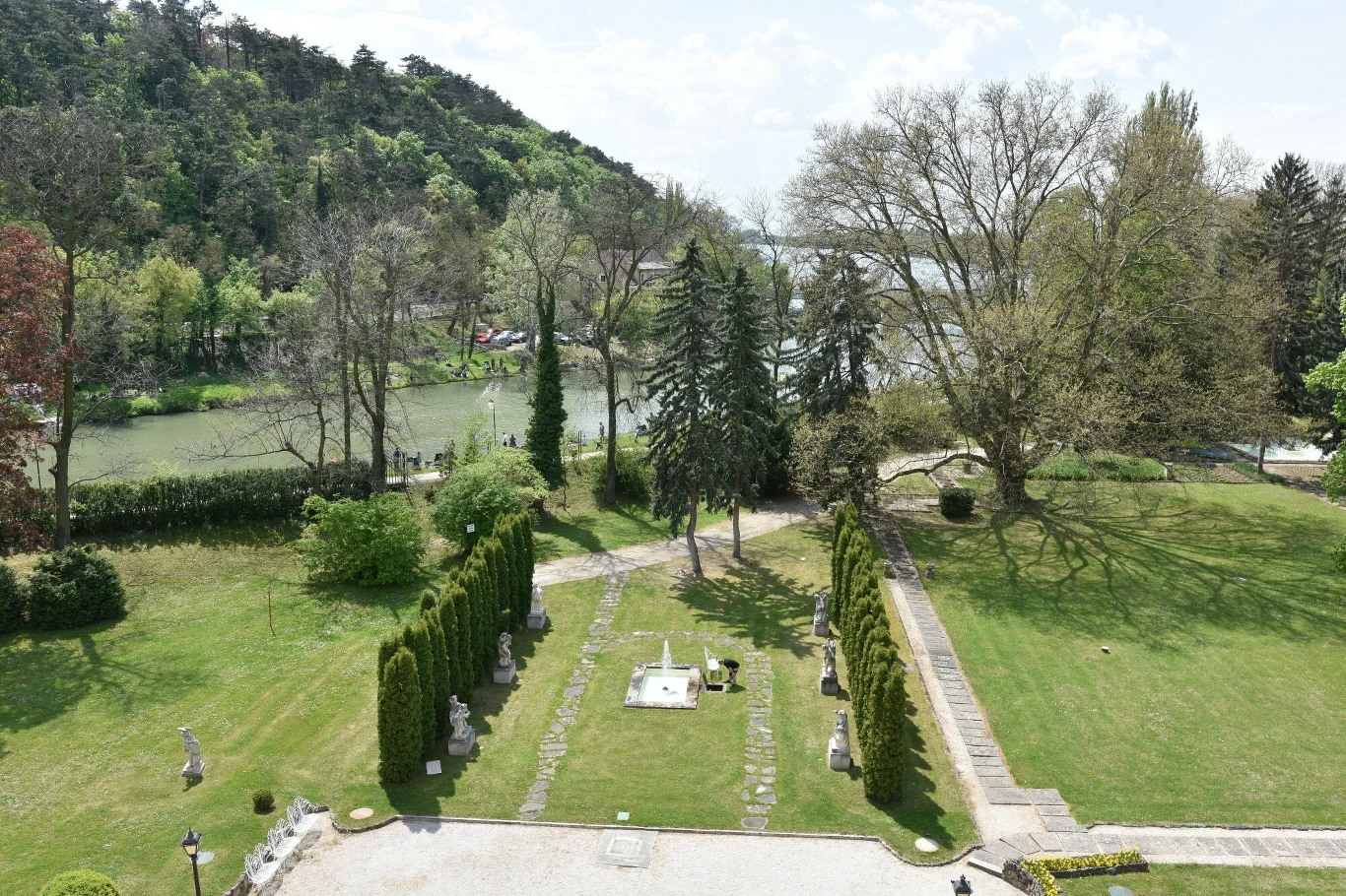 ​To uzdrowisko słynie z leczniczego błota. Zjeżdżają do niego kuracjusze z wielu krajów