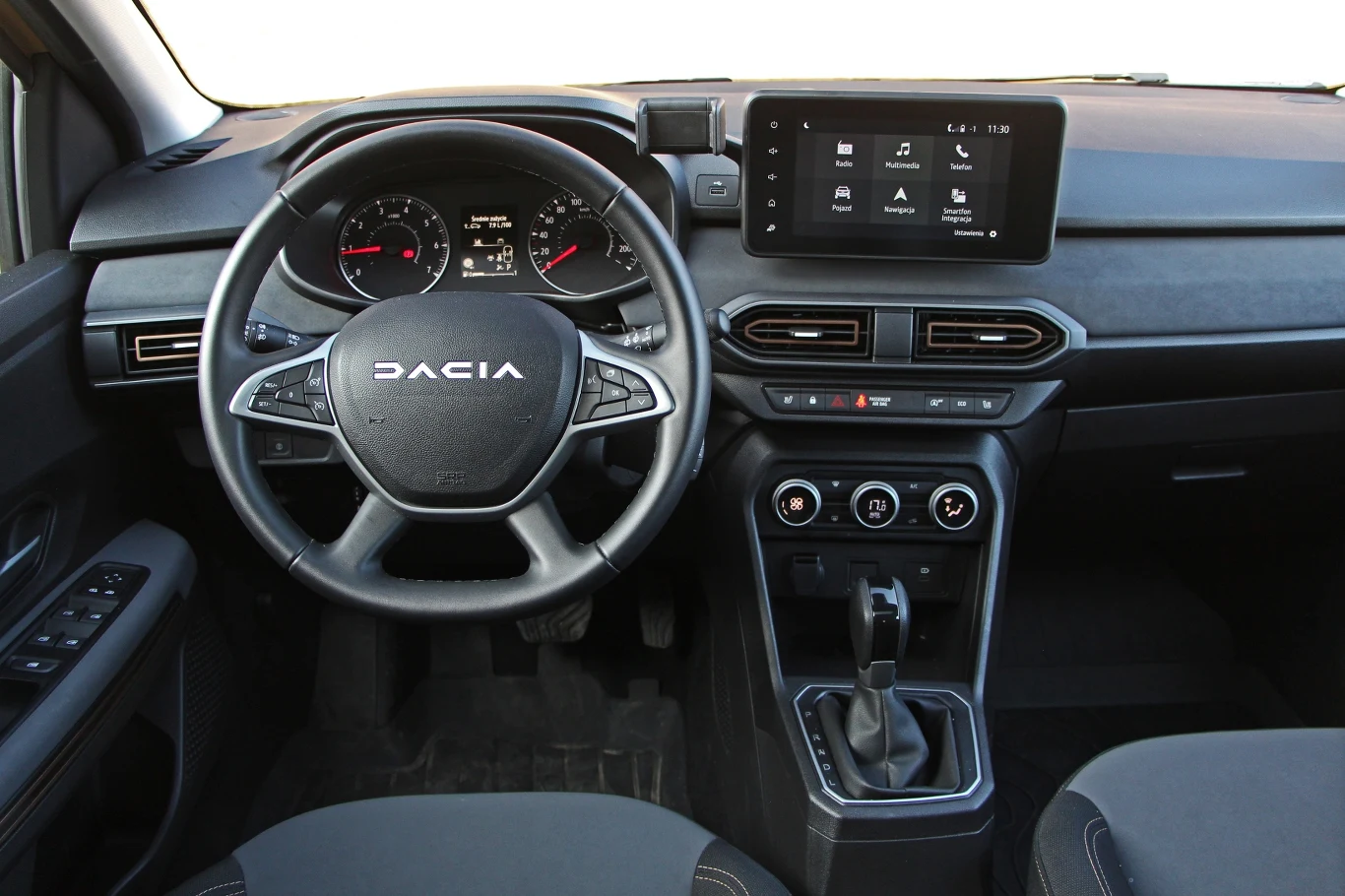 Dacia Sandero ma proste, ale funkcjonalne wnętrze