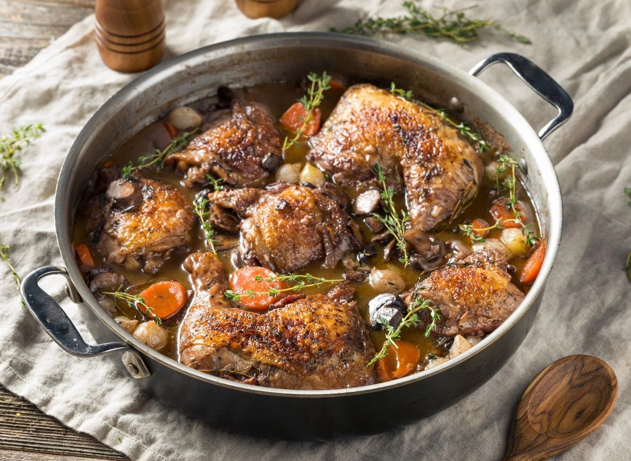 Coq au vin to klasyczne, francuskie danie. Coq au vin to klasyczne, francuskie danie.