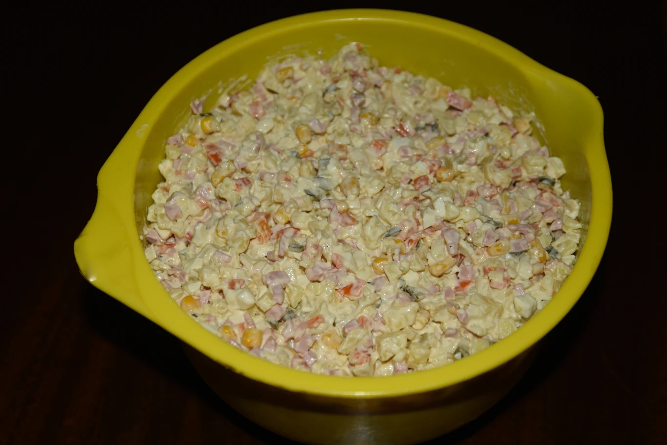 Do sałatki jarzynowej nie powinno się dodawać świeżej cebuli Do sałatki jarzynowej nie powinno się dodawać świeżej cebuli