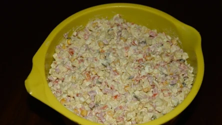 Do sałatki jarzynowej nie powinno się dodawać świeżej cebuli