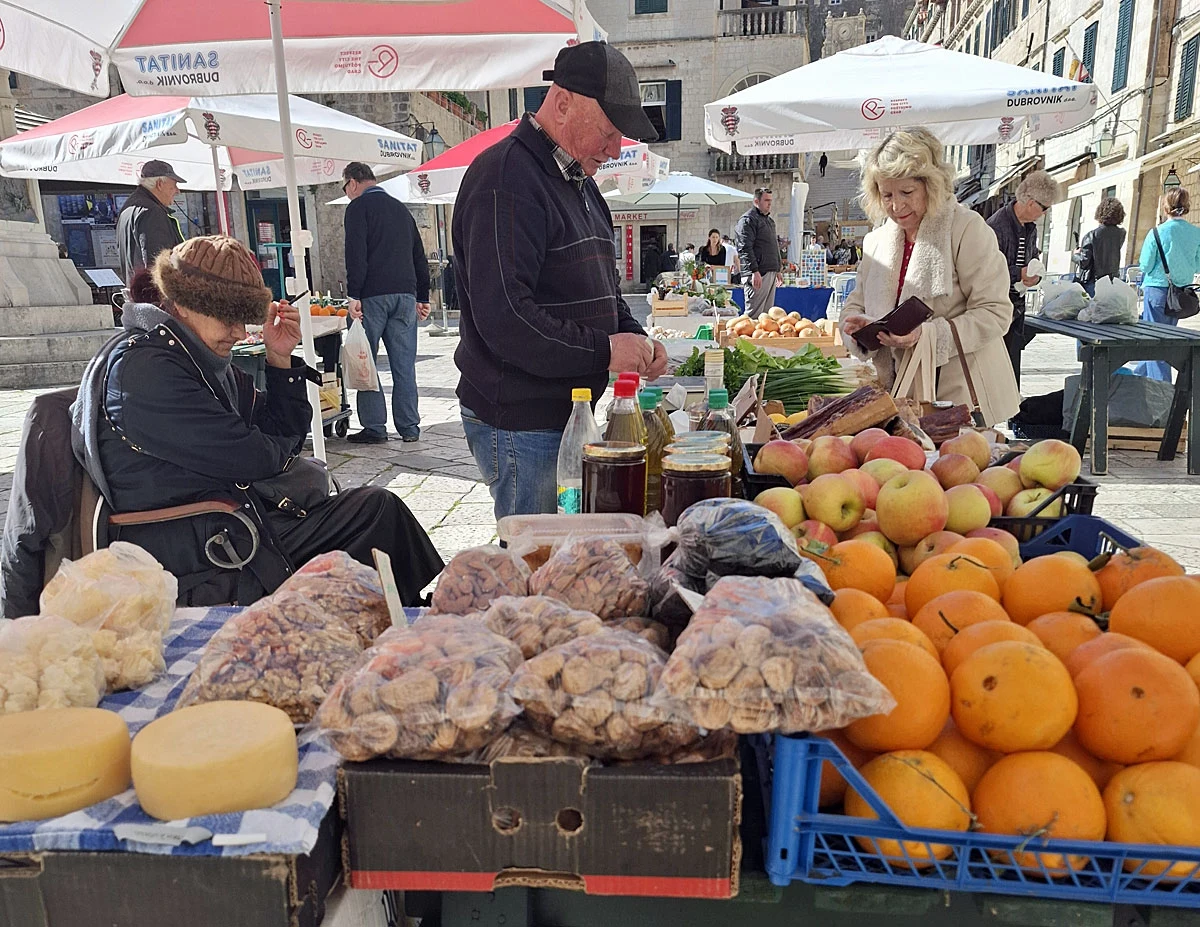 Plac Gunduliceva. Na straganach można zaopatrzyć się w świeże warzywa i owoce, tradycyjne sery, słodycze, miody i oliwę
