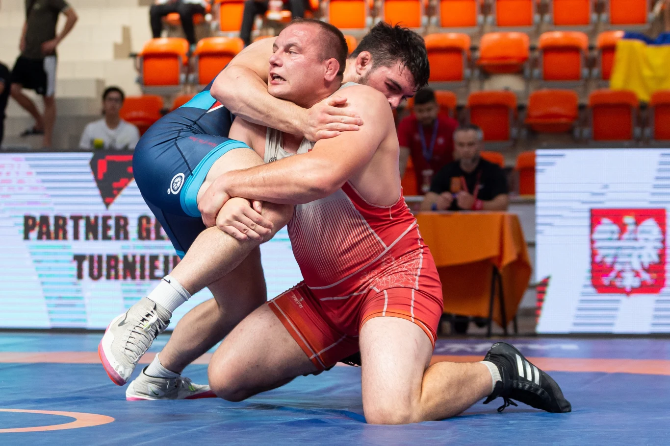 Kamil Kościółek (w czerwonym stroju)