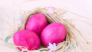 Różowe jajka na Wielkanoc zrobią furorę. Wystarczy, że wrzucisz to do wody 