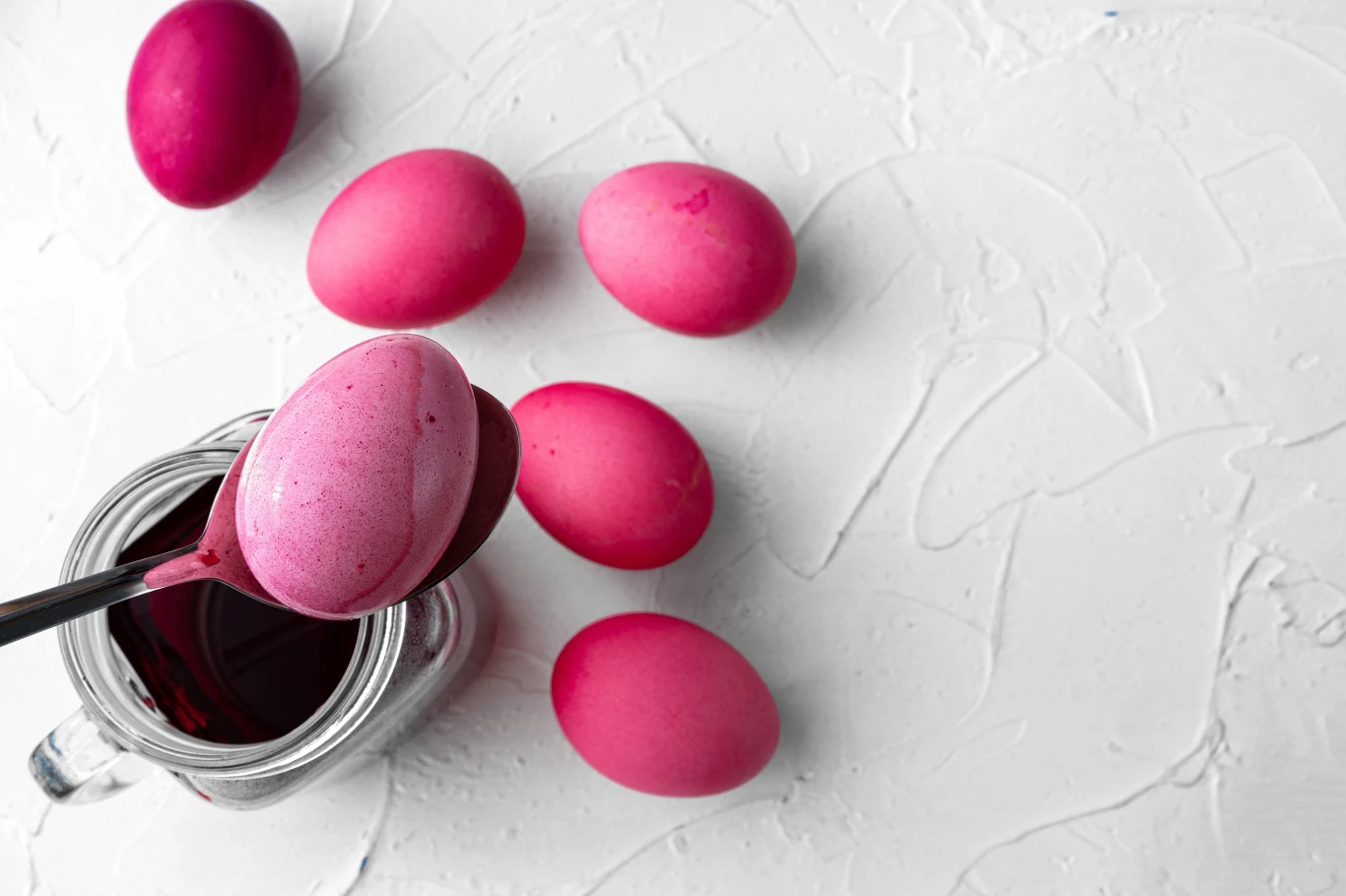Zalewę przygotowaną z buraków możesz wykorzystać na dwa sposoby. Ugotuj w niej jajka lub zamocz w niej już ugotowane jajka na twardo. W efekcie uzyskasz różowe pisanki.