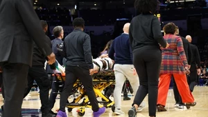 Jaylen Wells znoszony na noszach z parkietu