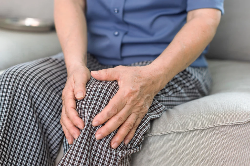 RZS należy do chorób autoimmunologicznych, co oznacza to, że układ odpornościowy zamiast chronić organizm, zaczyna atakować jego własne tkanki RZS należy do chorób autoimmunologicznych, co oznacza to, że układ odpornościowy zamiast chronić organizm, zaczyna atakować jego własne tkanki