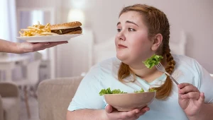 Wahania tych hormonów "zmuszają" do podjadania. Kluczowe są trzy zmiany