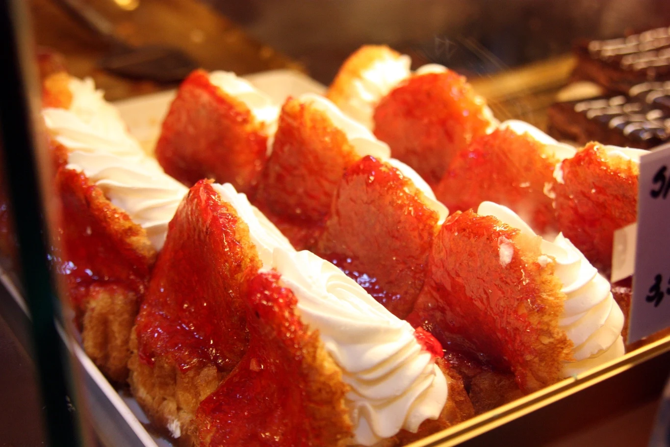 W cukierniach baby drożdżowe Savarin podawane są najczęściej z odkrojoną "czapeczką", a do wnętrza nakłada się bitą śmietanę.