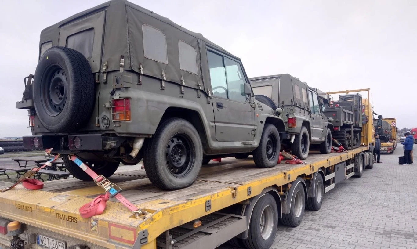 Zdjęcie transportu japońskich pojazdów wojskowych na polsko-ukraińskiej granicy. W tle widać wóz Morooka PC-065B