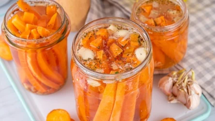 Domowy zakwas z marchewki z czosnkiem 