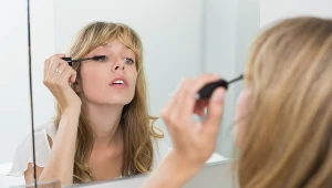 Zapomnij o czarnym tuszu do rzęs. Ten jest znacznie modniejszy i nie dodaje lat