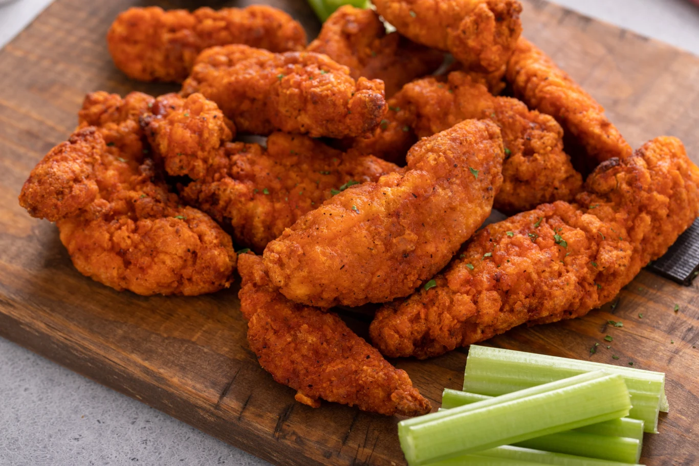 Pikantne skrzydełka z kurczaka w amerykańskim stylu to idealna propozycja na obiad Pikantne skrzydełka z kurczaka w amerykańskim stylu to idealna propozycja na obiad