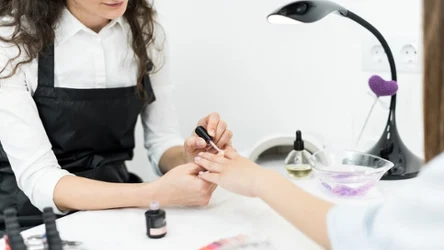 Jaki manicure zrobić na Wielkanoc? Te trendy robią największą furorę w salonach kosmetycznych. 