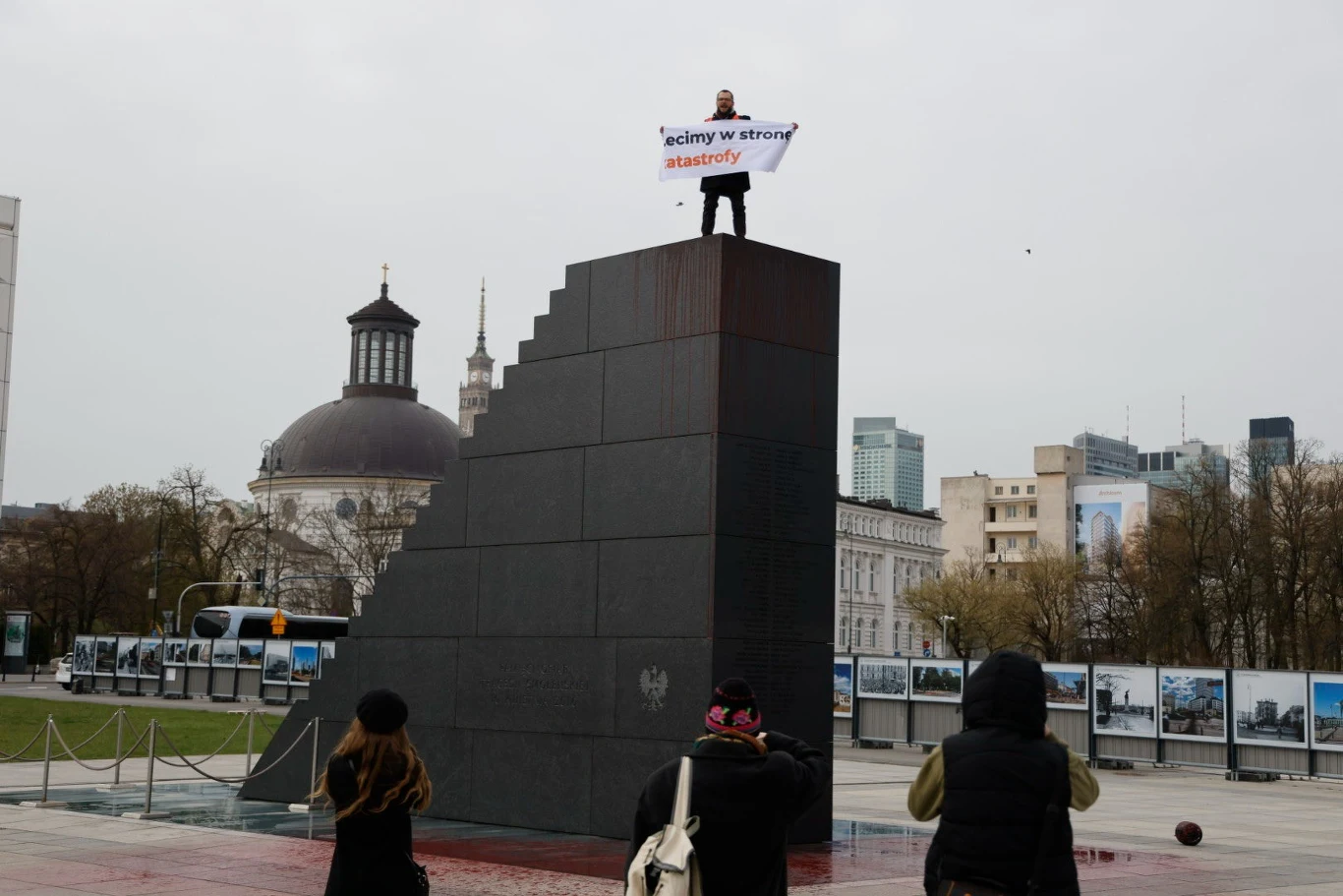 Ostatnie Pokolenie oblewa sztuczną krwią Schody Smoleńskie article cover