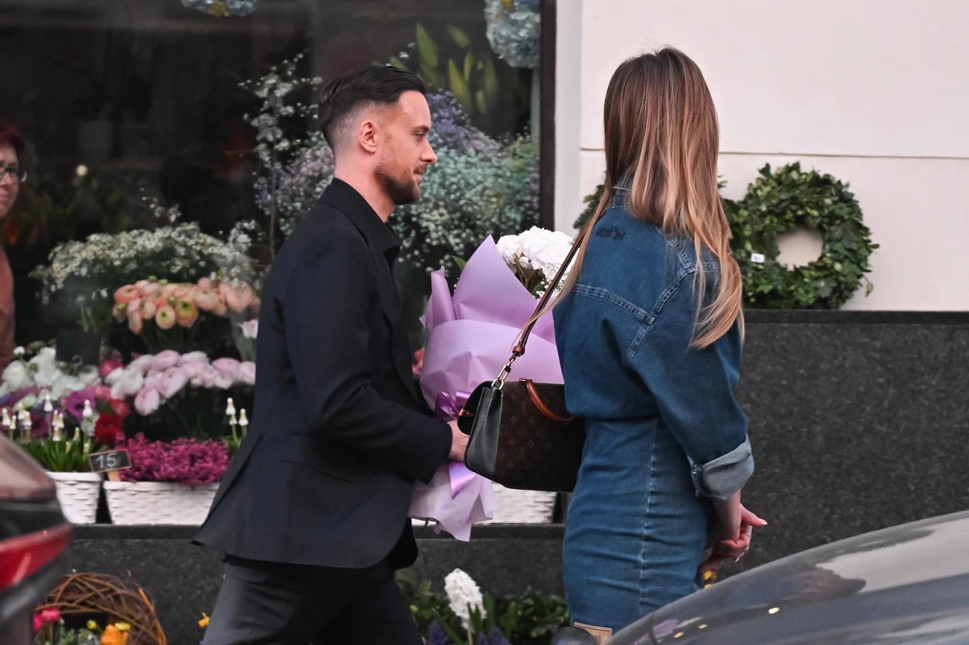 Aleksander Sikora z kwiatami w towarzystwie Małgorzaty Tomaszewskiej Aleksander Sikora z kwiatami w towarzystwie Małgorzaty Tomaszewskiej