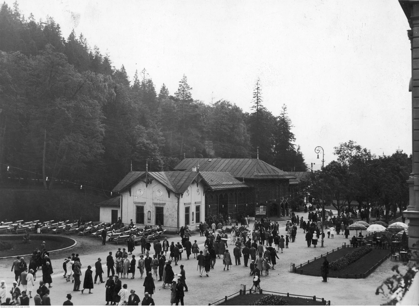 Krynica-Zdrój w 1928 roku. Kuracjusze na deptaku przed Pijalnią Główną
