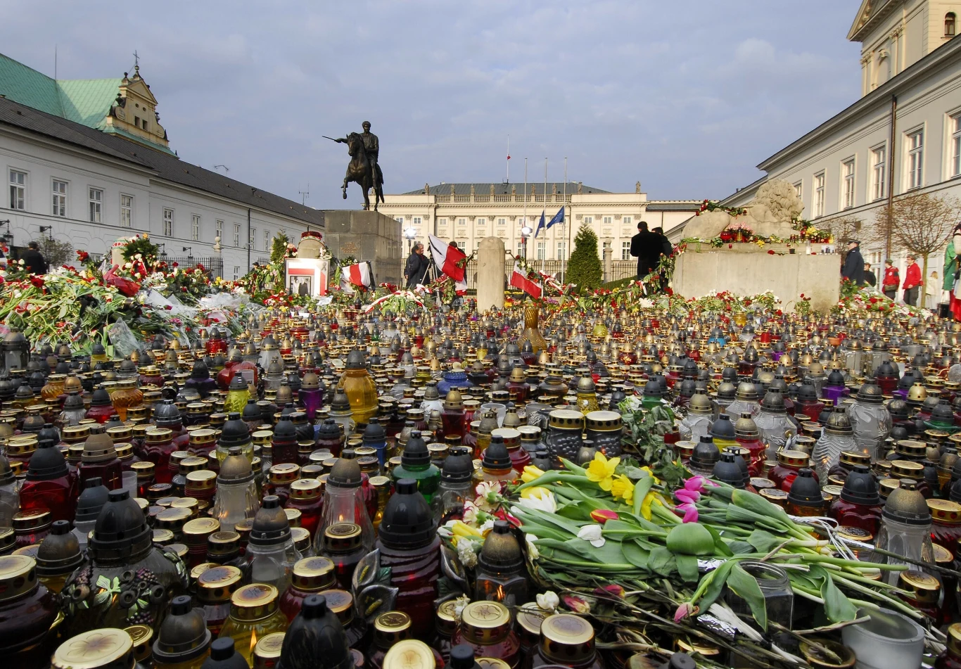 Kwiaty i znicze złożone pod Pałacem Prezydenckim, Warszawa 11.04.2010 Kwiaty i znicze złożone pod Pałacem Prezydenckim, Warszawa 11.04.2010
