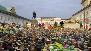 Kwiaty i znicze złożone pod Pałacem Prezydenckim, Warszawa 11.04.2010 