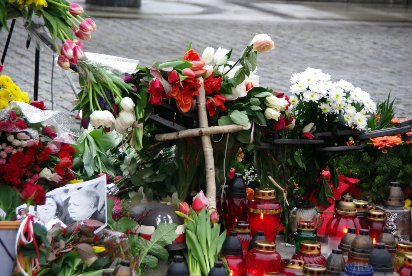 Krzyżyk złożony pod Pałacem Prezydenckim, Warszawa, 13.04.2010 Krzyżyk złożony pod Pałacem Prezydenckim, Warszawa, 13.04.2010