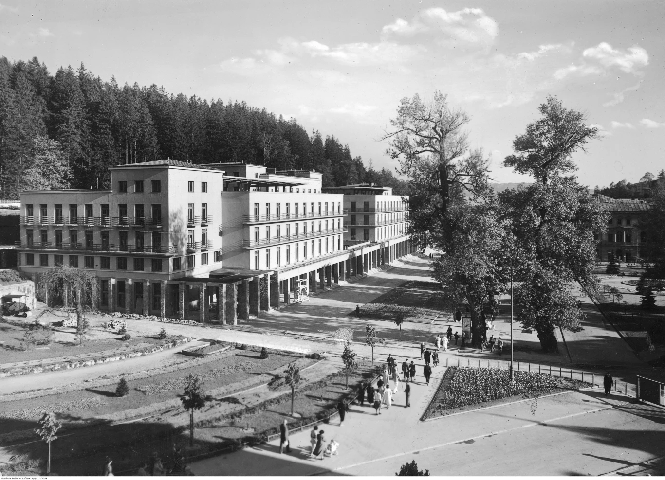 Nowy Dom Zdrojowy w trakcie budowy. Powstanie fotografii datuje się na lata 1937 - 1939
