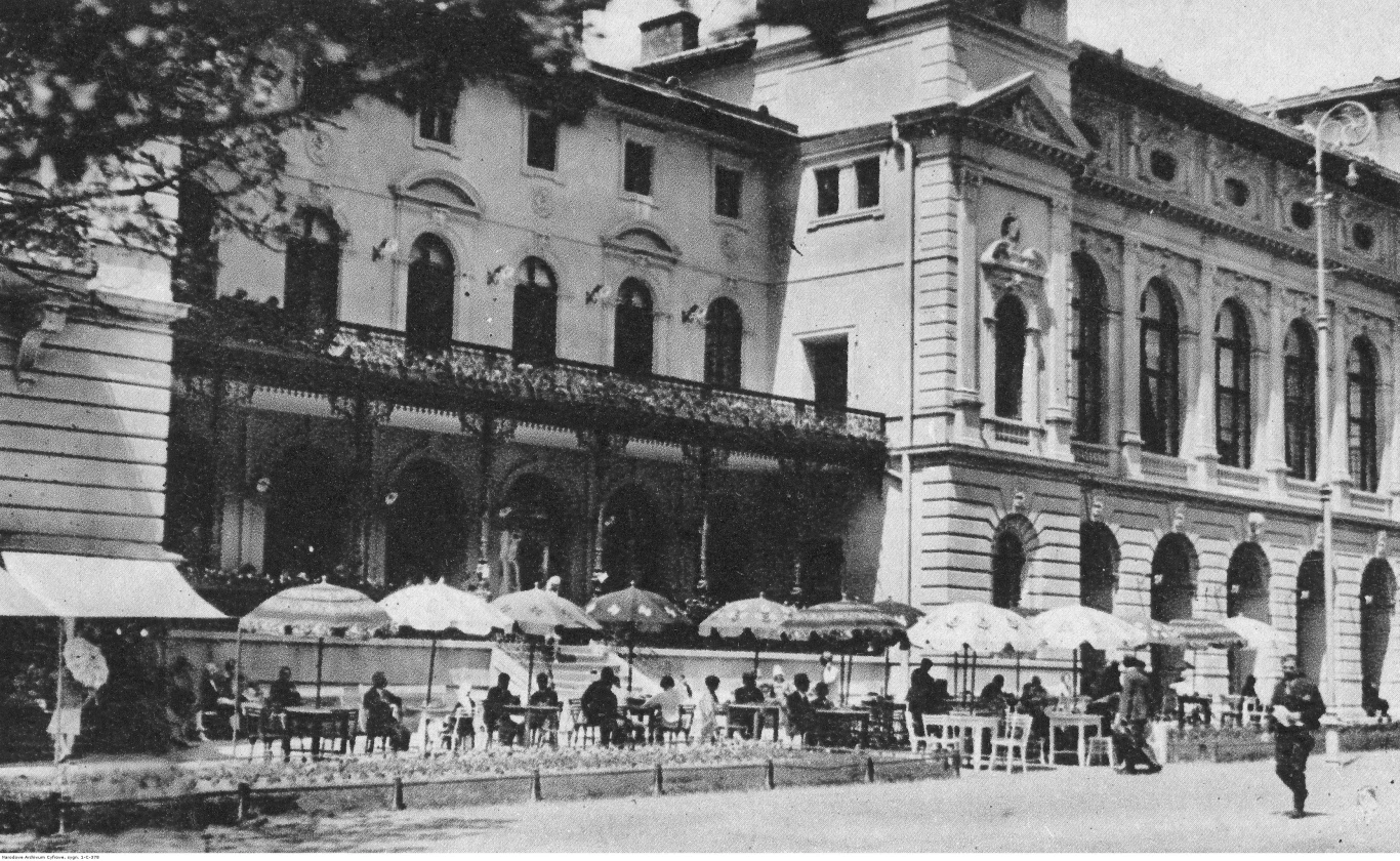 Widok zewnętrzny Domu Zdrojowego. Przed budynkiem widoczni kuracjusze (zdjęcie wykonane w latach 1918 - 1939)