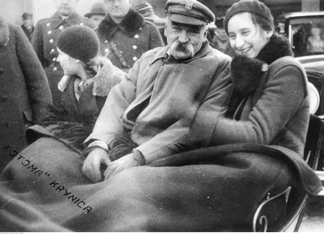 Pobyt marszałka Józefa Piłsudskiego z rodziną w Krynicy. Marszałek i jego córki Wanda (z prawej) i Jadwiga (z lewej) 