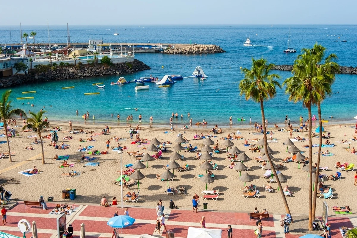 Kartagena to miasto, w którym słońce świeci średnio przez 283 godziny miesięcznie. 