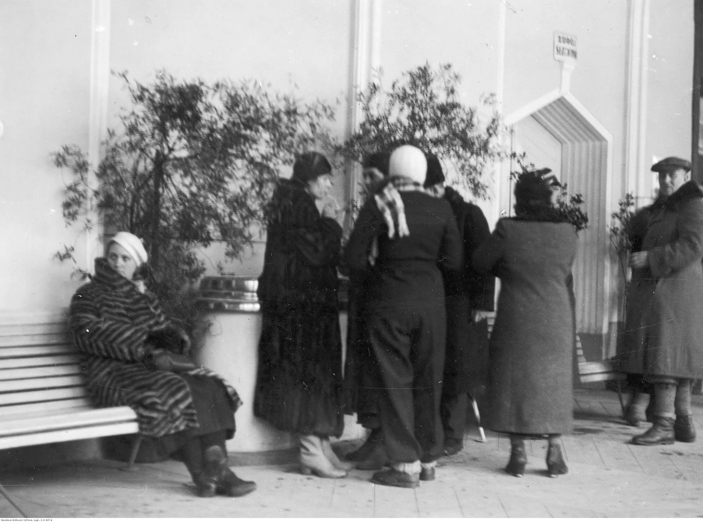 Kuracjusze podczas picia wody mineralnej. Zdjęcie z 1935 roku