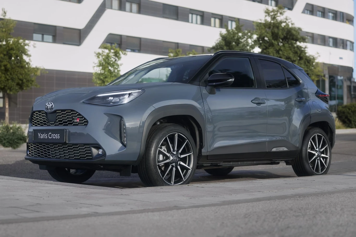 Toyota Yaris Cross w odmianie wyposażenia GR Sport została wyposażona m.in. w nowy wzór 18-calowych aluminiowych felg. Toyota Yaris Cross w odmianie wyposażenia GR Sport została wyposażona m.in. w nowy wzór 18-calowych aluminiowych felg.